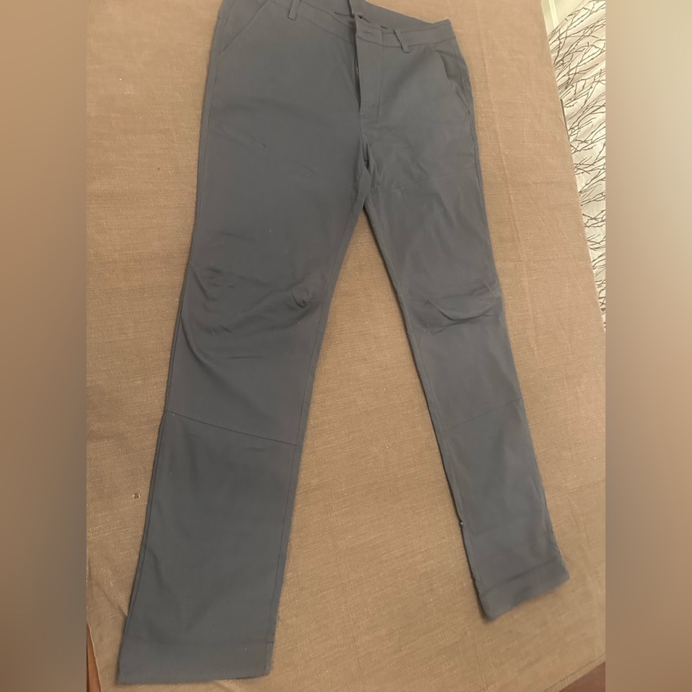 Mountain Hardwear men’s navy blue pants. Size 38/34